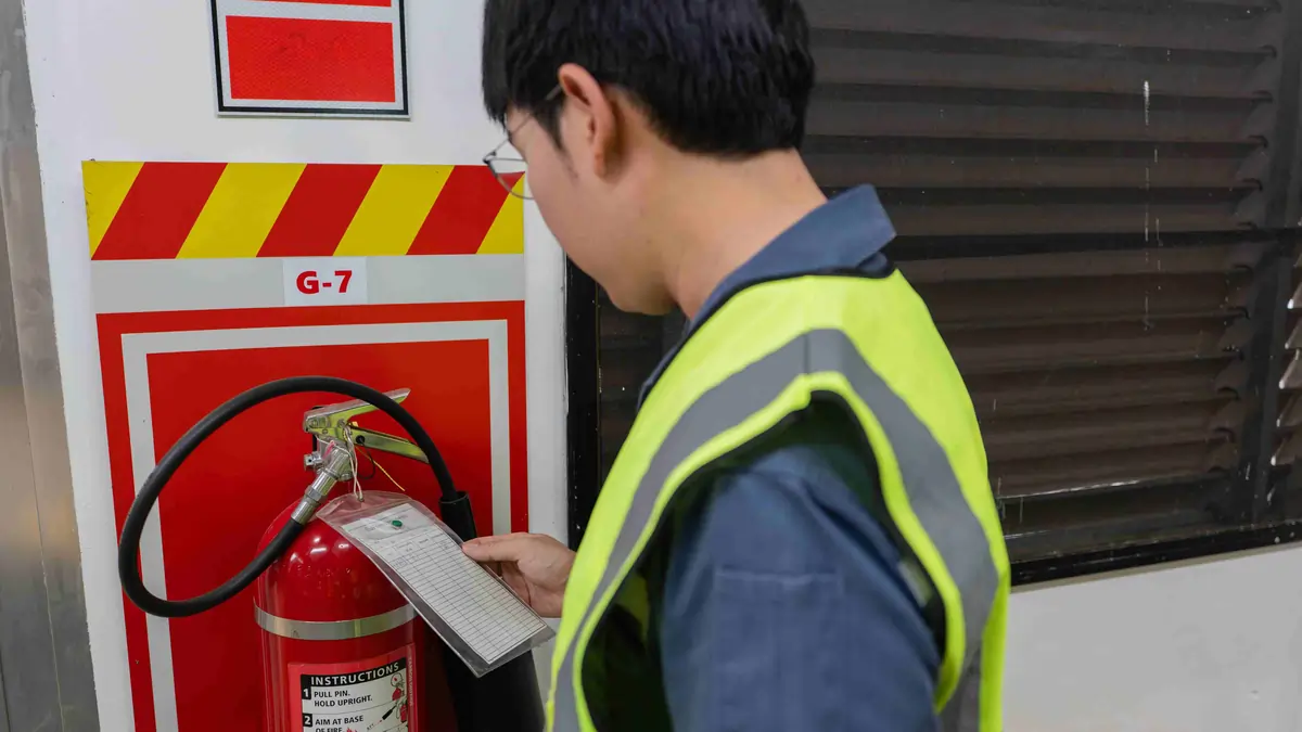 Horizontal blog images (62) Head chef supervising food preparation in a professional restaurant kitchen